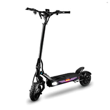 Izdelek je električni skiro, znamke Kaabo, model Mantis King GT. Na sliki je prikazan skiro v črni barvi z robustnimi pnevmatikami, široko platformo za stojišče ter svetlobnimi elementi spredaj in zadaj, kar omogoča boljšo vidnost. Ročaji so ergonomični, kar zagotavlja udobno vožnjo.