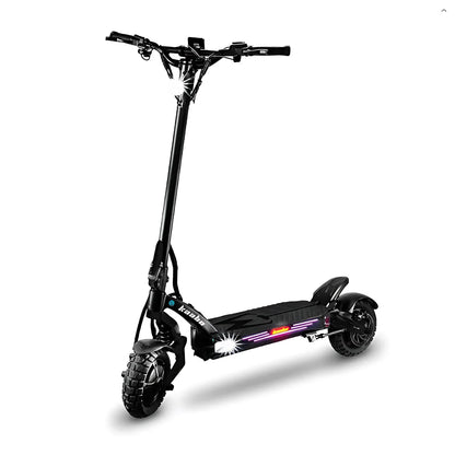 Izdelek je električni skiro, znamke Kaabo, model Mantis King GT. Na sliki je prikazan skiro v črni barvi z robustnimi pnevmatikami, široko platformo za stojišče ter svetlobnimi elementi spredaj in zadaj, kar omogoča boljšo vidnost. Ročaji so ergonomični, kar zagotavlja udobno vožnjo.