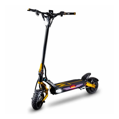 Izdelek na sliki je električni skiro, znamke Kaabo, model Mantis King GT. Na sliki je prikazan skiro s črno in zlato barvno kombinacijo, opremljen s širokimi pnevmatikami in svetlobnimi elementi na sprednjem delu. Ročaji so ergonomični, na sredini pa je vidna tudi lučka, kar nakazuje na možnost vožnje v slabših svetlobnih pogojih.