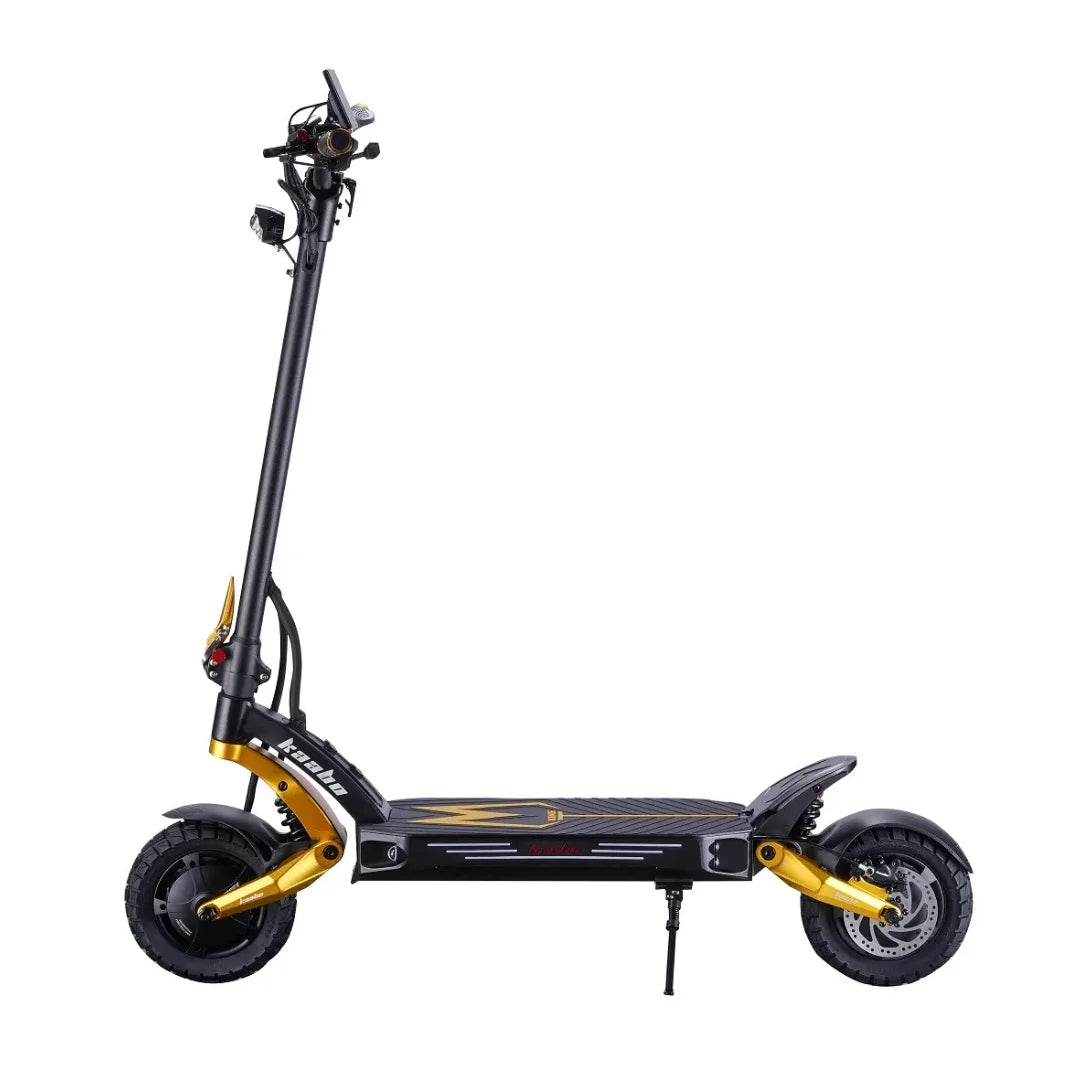 Izdelek na sliki je električni skiro, znamke Kaabo, model Mantis King GT. Na sliki je prikazan stranski pogled skiroja, ki ima robustno konstrukcijo, široko platformo za stojišče in velike pnevmatike, kar nakazuje na dobro stabilnost in udobje pri vožnji. Vidni so tudi krmilo z različnimi kontrolami in lučmi, kar je značilno za sodobne električne skiroje.