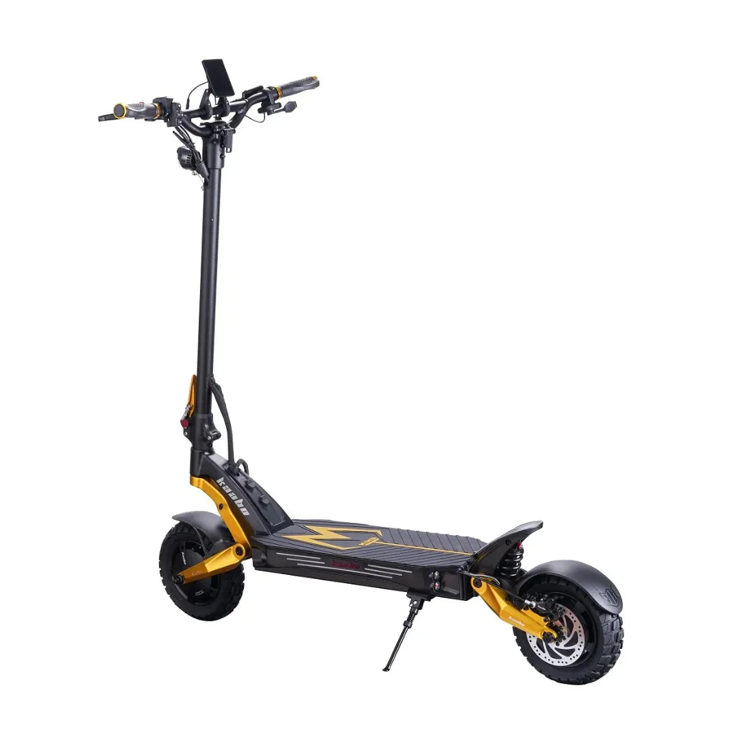 Izdelek je električni skiro znamke Kaabo, model Mantis King GT. Na sliki je prikazan skiro s črno in zlato barvno kombinacijo, širokim stojalom ter robustnimi kolesi, kar nakazuje na njegovo zmogljivost in stabilnost. Vidni so tudi krmili s kontrolami in zaslon, kar omogoča enostavno upravljanje.