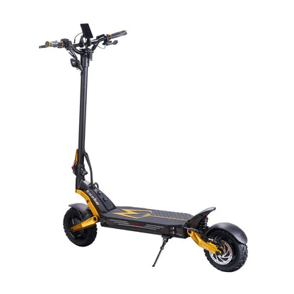 Izdelek je električni skiro znamke Kaabo, model Mantis King GT. Na sliki je prikazan skiro s črno in zlato barvno kombinacijo, širokim stojalom ter robustnimi kolesi, kar nakazuje na njegovo zmogljivost in stabilnost. Vidni so tudi krmili s kontrolami in zaslon, kar omogoča enostavno upravljanje.