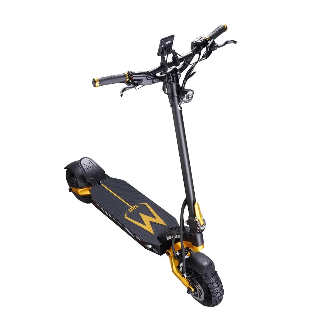 Izdelek na sliki je električni skiro, model Kaabo Mantis King GT. Na sliki je prikazan skiro v črni in zlatih barvah, z robustnim dizajnom in široko platformo za stojišče. Ročaji so opremljeni z gumiranimi gripi, medtem ko je na sprednjem delu vidna tudi zaslončka za prikaz informacij o vožnji. Kolesa so široka, kar omogoča boljšo stabilnost med vožnjo.