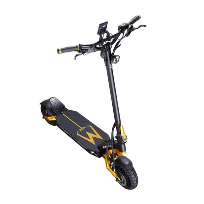 Izdelek na sliki je električni skiro, model Kaabo Mantis King GT. Na sliki je prikazan skiro v črni in zlatih barvah, z robustnim dizajnom in široko platformo za stojišče. Ročaji so opremljeni z gumiranimi gripi, medtem ko je na sprednjem delu vidna tudi zaslončka za prikaz informacij o vožnji. Kolesa so široka, kar omogoča boljšo stabilnost med vožnjo.