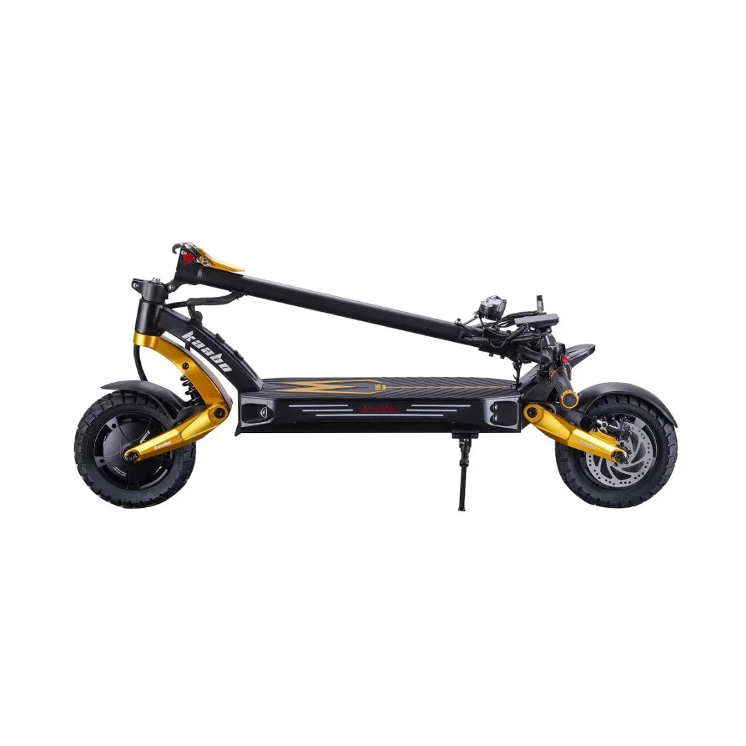 Izdelek na sliki je električni skiro, znamke Kaabo, model Mantis King GT. Na sliki je prikazan skiro v zloženem stanju, s črno in zlato barvno kombinacijo. Vidne so široke pnevmatike ter robustna konstrukcija, kar nakazuje na njegovo zmogljivost in stabilnost.