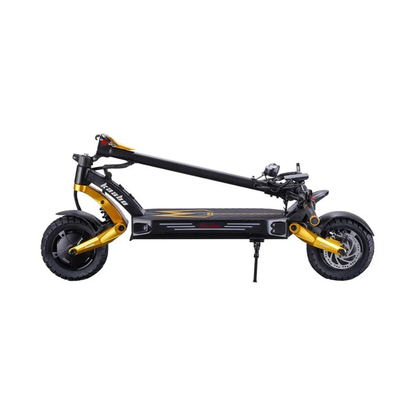Izdelek na sliki je električni skiro, znamke Kaabo, model Mantis King GT. Na sliki je prikazan skiro v zloženem stanju, s črno in zlato barvno kombinacijo. Vidne so široke pnevmatike ter robustna konstrukcija, kar nakazuje na njegovo zmogljivost in stabilnost.