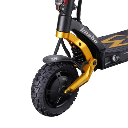 Na sliki je električni skiro znamke Kaabo, model Mantis King GT. Vidna je sprednja kolesa s širokimi gumami, ki zagotavljajo dobro oprijemljivost, ter vzmetenje, kar omogoča udobno vožnjo. Barvna kombinacija zlatega in črnega daje skiroju športen videz.