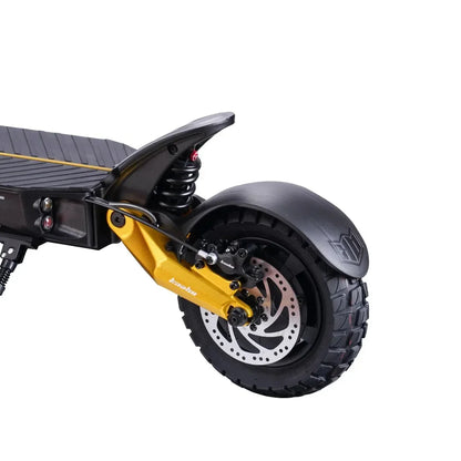 Izdelek je električni skiro, znamke Kaabo, model Mantis King GT. Na sliki je prikazan zadnji del skiroja, kjer so vidni široki kolesi z robustnim profilom, zavorni sistem in vzmetenje. Barvna kombinacija vključuje črno in zlato, kar daje skiroju športen videz.