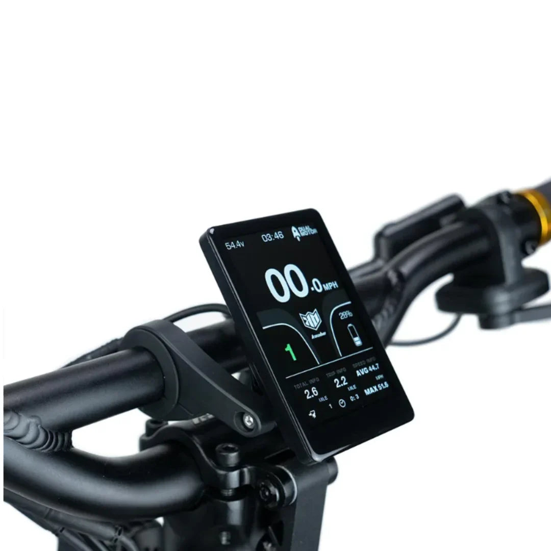 Izdelek na sliki je električni skiro, model Kaabo Mantis King GT. Na sliki je prikazan krmilo s prikazovalnikom, ki prikazuje hitrost, nivo baterije in druge pomembne informacije za vožnjo. Prikazovalnik je sodobne zasnove in omogoča enostavno spremljanje podatkov med vožnjo.