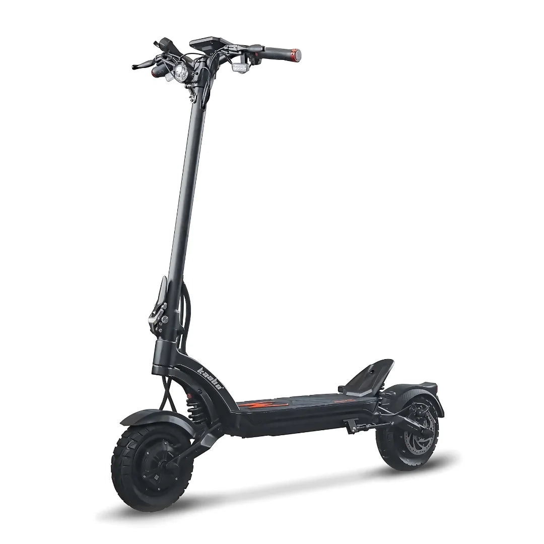 Eleganten črn električni skiro Kaabo Mantis X Plus s trdno zasnovo in širokimi pnevmatikami.