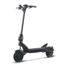 Eleganten črn električni skiro Kaabo Mantis X Plus s trdno zasnovo in širokimi pnevmatikami.