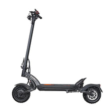 Stranski pogled električnega skiroja Kaabo Mantis X Plus z elegantno obliko in robustnimi kolesi.