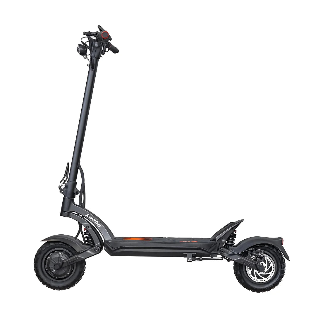 Izdelek na sliki je električni skiro, znamke Kaabo, model Mantis X Plus. Na sliki je prikazan skiro v črni barvi, ki ima robustno konstrukcijo, široko platformo za stojanje in velike pnevmatike, kar nakazuje na dobro stabilnost in udobje pri vožnji. Vidni so tudi krmilo z različnimi kontrolami ter vzmetenje na zadnjem delu skiroja.