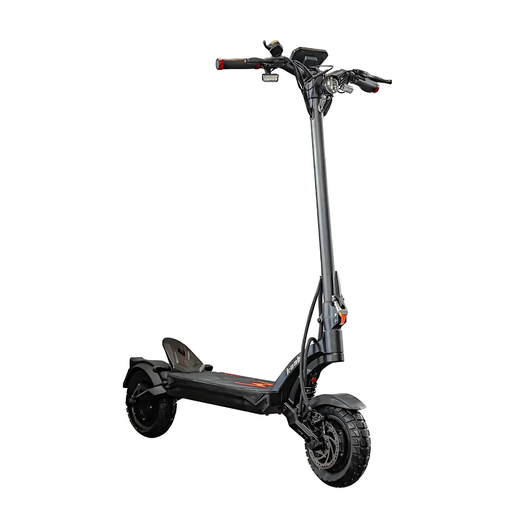 Izdelek na sliki je električni skiro, znamke Kaabo, model Mantis X Plus. Na sliki je prikazan skiro v črni barvi z robustnim okvirjem in širokimi kolesi, kar nakazuje na dobro stabilnost in zmogljivost. Ročaji so opremljeni z gumiranimi delci za boljši oprijem, na nadzorni plošči pa so vidni različni merilniki in gumbi za upravljanje.