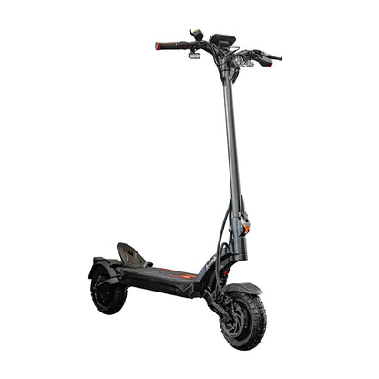 Izdelek na sliki je električni skiro, znamke Kaabo, model Mantis X Plus. Na sliki je prikazan skiro v črni barvi z robustnim okvirjem in širokimi kolesi, kar nakazuje na dobro stabilnost in zmogljivost. Ročaji so opremljeni z gumiranimi delci za boljši oprijem, na nadzorni plošči pa so vidni različni merilniki in gumbi za upravljanje.