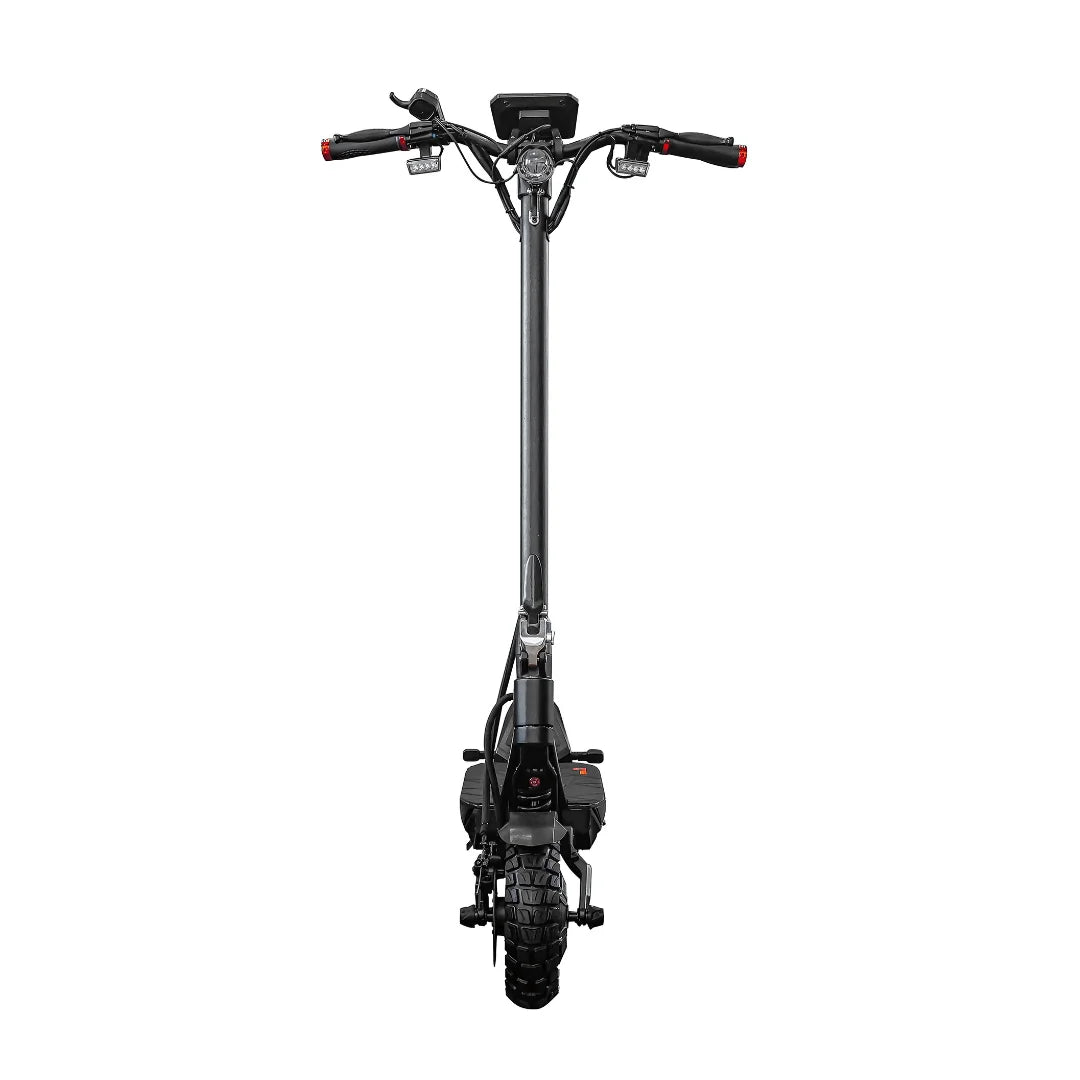 Na sliki je električni skiro, model Kaabo Mantis X Plus. Vidna je sprednja stran skiroja, ki vključuje krmilo z ročaji in zaslon za prikaz informacij. Ima robustne pnevmatike, kar nakazuje na primernost za vožnjo po različnih terenih. Oblika skiroja je moderna in športna, kar privlači uporabnike, ki iščejo hitre in učinkovite načine prevoza.