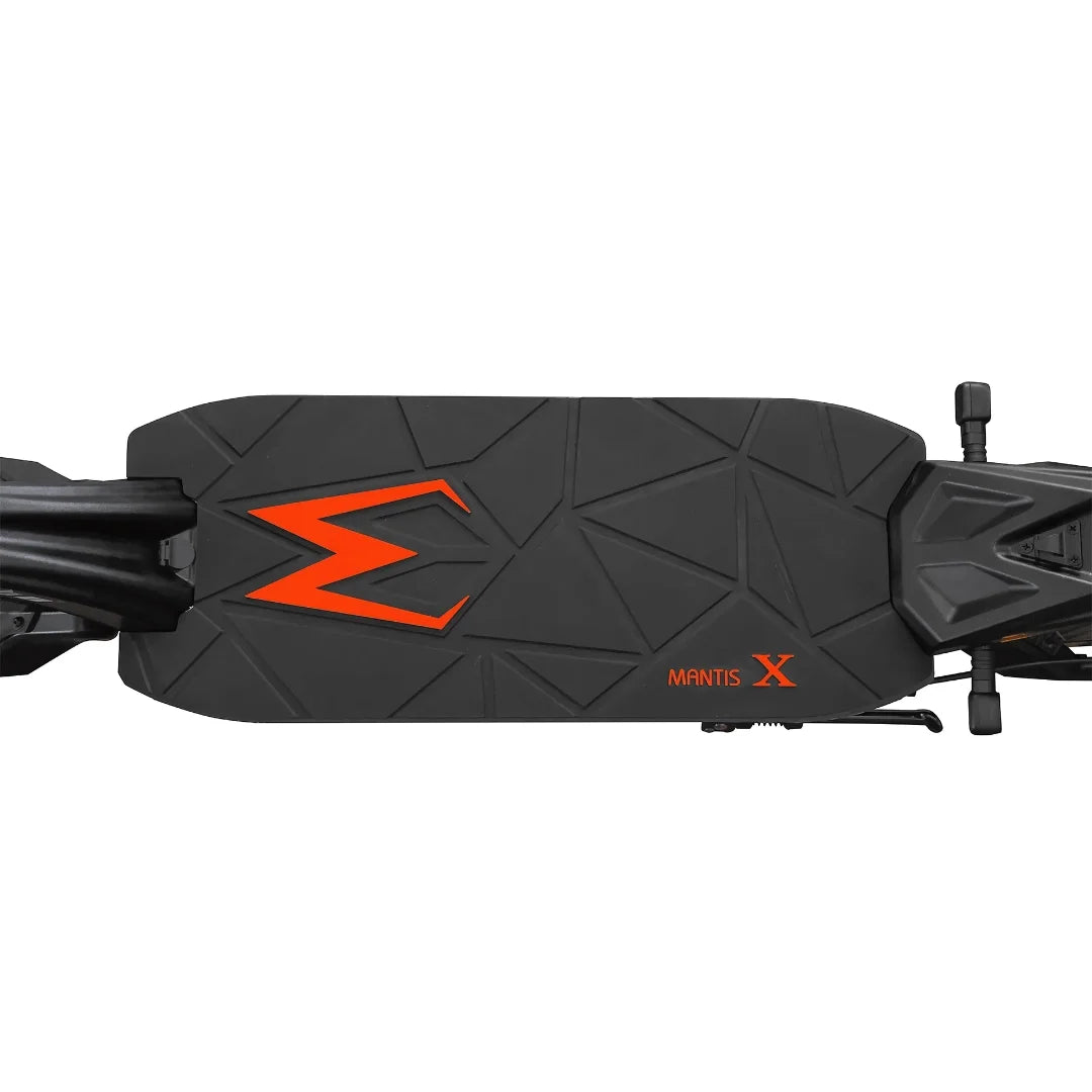 Izdelek je električni skiro, znamke Kaabo, model Mantis X Plus. Na sliki je prikazana zgornja površina skiroja, ki ima črno barvo z geometrijskim vzorcem in oznako "MANTIS X" v svetlo oranžni barvi. Vidna je tudi struktura oprijema na platformi, kar nakazuje na udobno vožnjo.