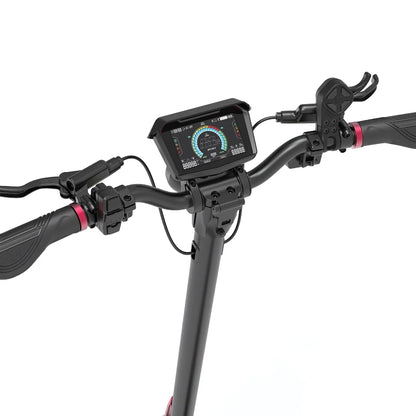 Na sliki je električni skiro znamke Kaabo, model Mantis X Plus. Vidni so krmili s prikazovalnikom, ki prikazuje različne podatke, kot so hitrost in nivo baterije. Krmili sta opremljeni z udobnimi ročaji, na desni strani pa je vidna tudi ročica za upravljanje.