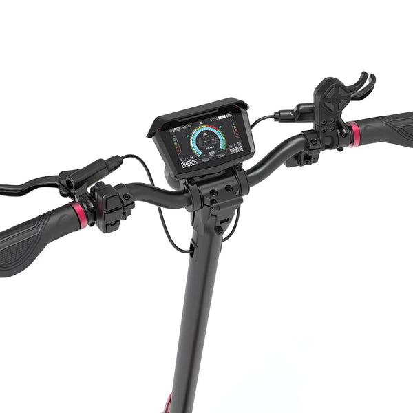 Na sliki je električni skiro znamke Kaabo, model Mantis X Plus. Vidni so krmili s prikazovalnikom, ki prikazuje različne podatke, kot so hitrost in nivo baterije. Krmili sta opremljeni z udobnimi ročaji, na desni strani pa je vidna tudi ročica za upravljanje.