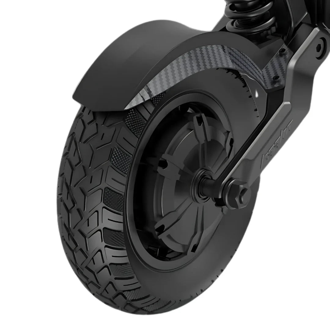 Izdelek na sliki je električni skiro, model Kaabo Mantis X Plus. Na sliki je prikazan zadnji del skiroja, kjer je vidna velika pnevmatika s profilom, ki omogoča dobro oprijemljivost, ter zaščitni blatnik. Materiali so videti kakovostni, kar nakazuje na trpežnost in zmogljivost skiroja.