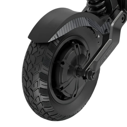 Izdelek na sliki je električni skiro, model Kaabo Mantis X Plus. Na sliki je prikazan zadnji del skiroja, kjer je vidna velika pnevmatika s profilom, ki omogoča dobro oprijemljivost, ter zaščitni blatnik. Materiali so videti kakovostni, kar nakazuje na trpežnost in zmogljivost skiroja.