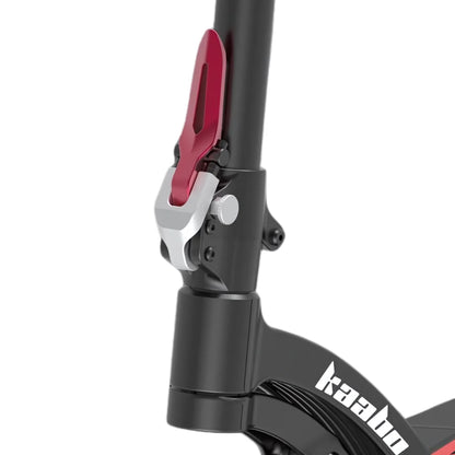 Na sliki je električni skiro znamke Kaabo, model Mantis X Plus. Vidna je povezava med krmilom in telesom skiroja, kjer je prikazan mehanizem za zlaganje. Mehanizem je izdelan iz kovine in plastike, z rdečim in srebrnim detajlom, kar daje skiroju sodoben videz. Na telesu skiroja je tudi logotip znamke Kaabo.