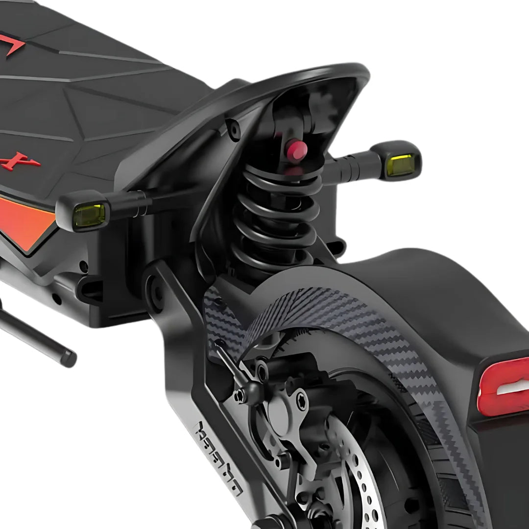 Izdelek na sliki je električni skiro, znamke Kaabo, model Mantis X Plus. Na sliki je prikazan zadnji del skiroja, kjer so vidni amortizer, kolesa ter del zavore. Opremljen je z LED lučkami, kar povečuje vidnost in varnost med vožnjo. Oblika in materiali kažejo na robustno in sodobno zasnovo.