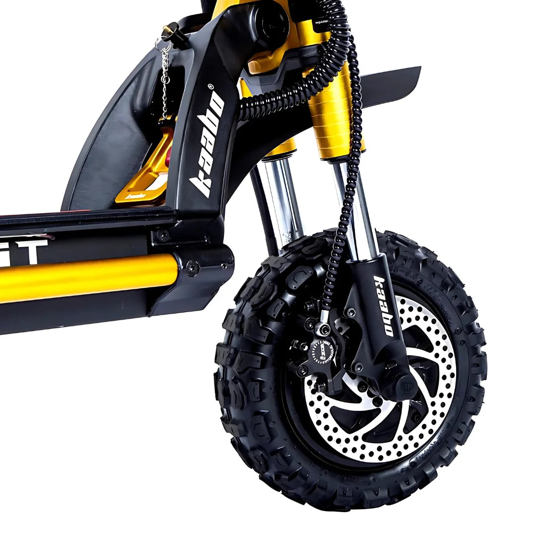 Od blizu posneto sprednje kolo in vzmetenje električnega skiroja Kaabo Wolf King GT Pro.