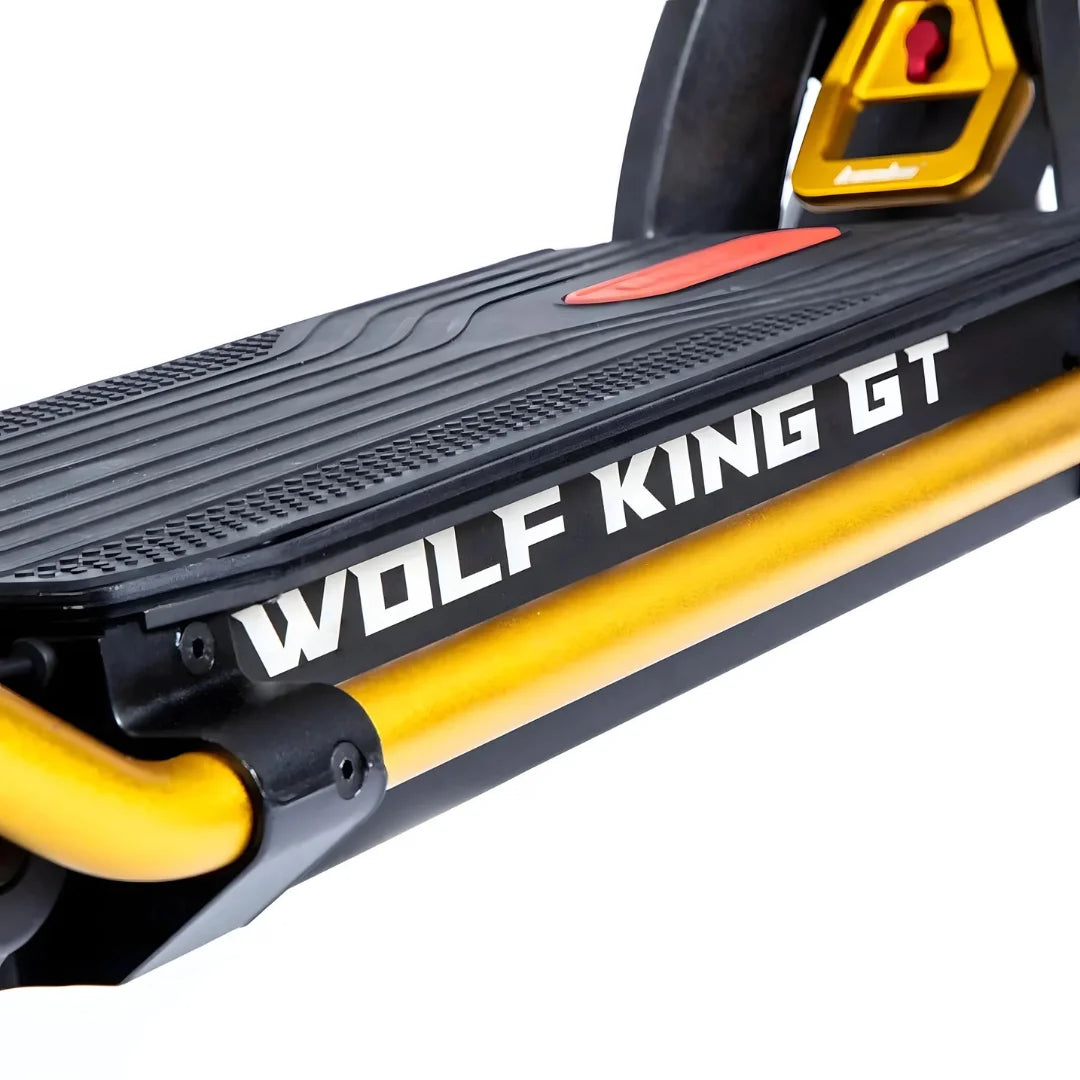 Od blizu posnet električni skiro Kaabo Wolf King GT Pro, ki poudarja njegovo elegantno obliko in blagovno znamko.
