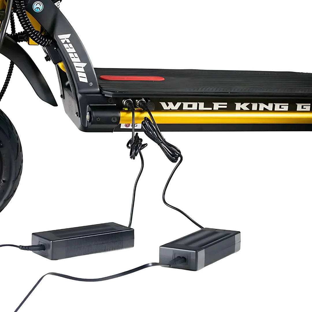 Posnetek od blizu električnega skiroja Kaabo Wolf King GT Pro s priključenimi polnilnimi kabli.