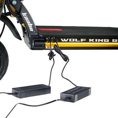 Posnetek od blizu električnega skiroja Kaabo Wolf King GT Pro s priključenimi polnilnimi kabli.