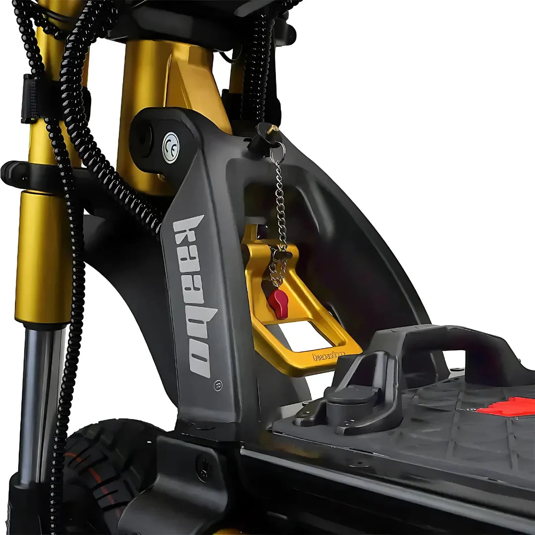 Na sliki je električni skiro znamke Kaabo, model Wolf King GTR. Vidna je struktura skiroja, ki vključuje robustno podvozje z zlatimi in črnimi elementi. Na sliki je tudi ključavnica in del platforme, kar nakazuje na funkcionalnost in stabilnost izdelka.