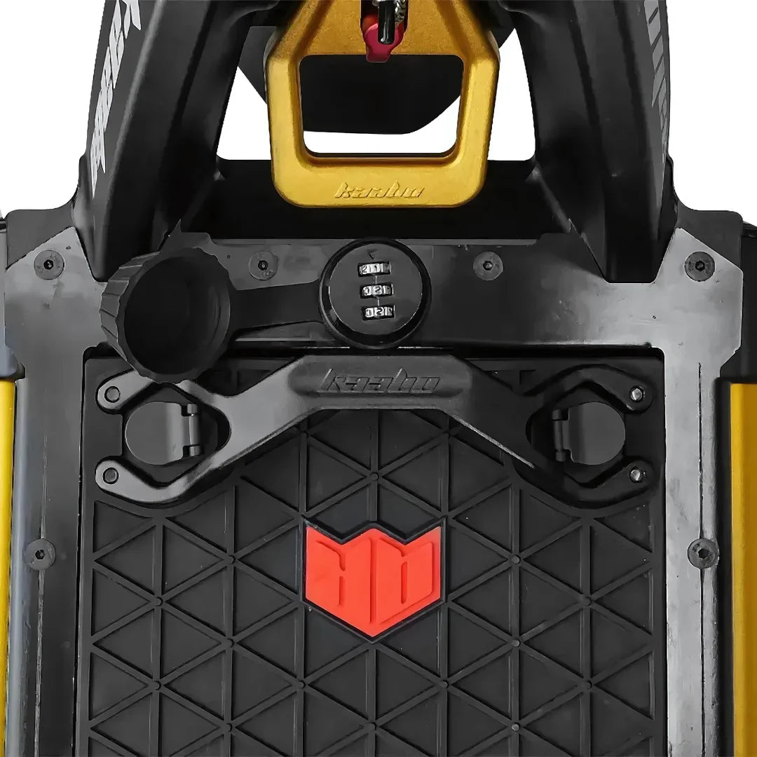 Na sliki je električni skiro znamke Kaabo, model Wolf King GTR. Vidna je površina skiroja z značilnim vzorcem, ki zagotavlja dober oprijem, ter nekaj komponent, kot so ključavnica in nosilec. Znamka je označena z logotipom v rdeči barvi, kar daje izdelku prepoznaven videz.