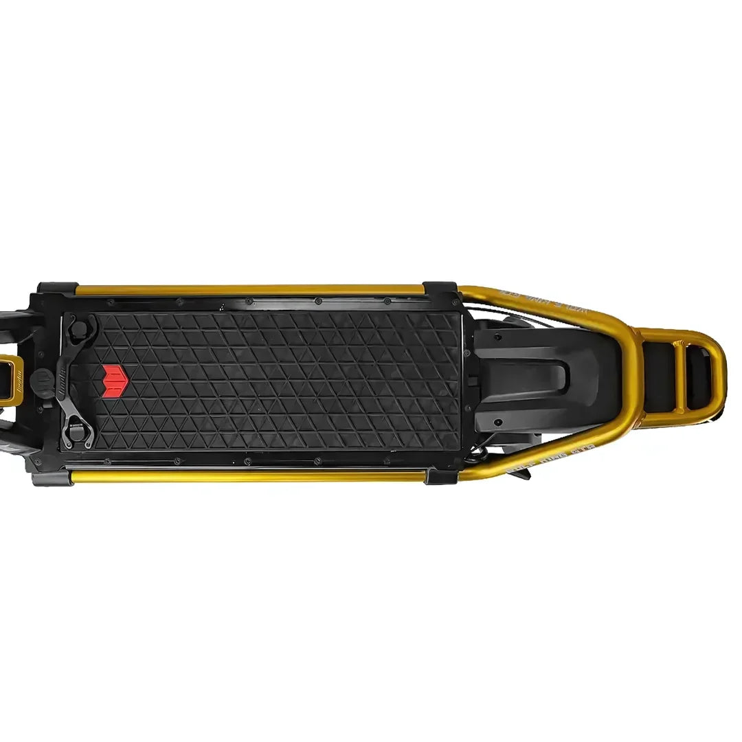 Izdelek je električni skiro, znamke Kaabo, model Wolf King GTR. Na sliki je prikazana zgornja površina skiroja, ki ima črno teksturirano platformo za stojišče ter rumeno kovinsko ogrodje. Vidna sta tudi zaslon za prikaz informacij in mehanizem za zlaganje. Skupna zasnova kaže na robustnost in stabilnost, kar je značilno za ta model.