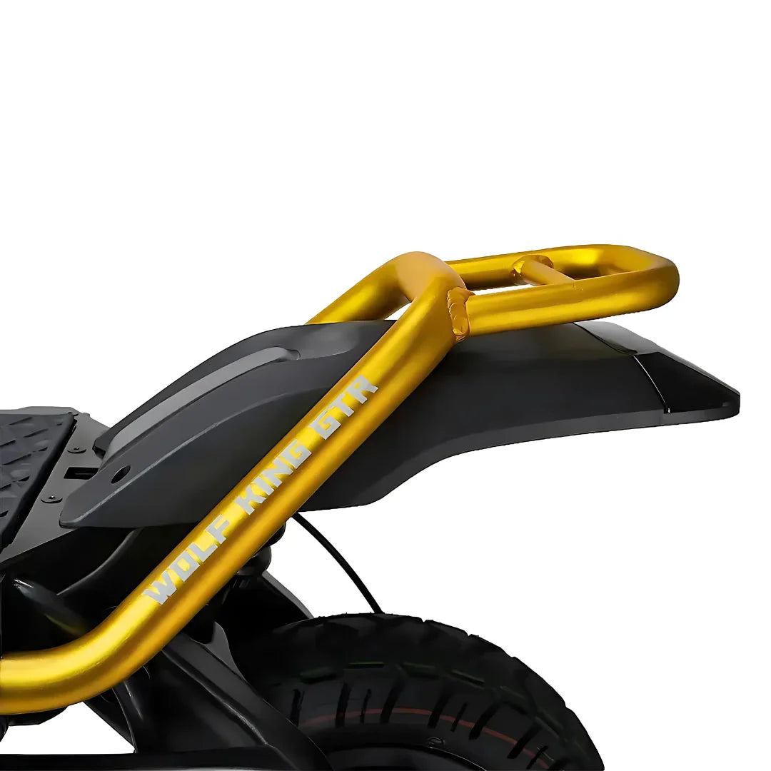 Izdelek je električni skiro, znamka je Kaabo, model pa Wolf King GTR. Na sliki je vidna zadnja ploščica skiroja z zlatim ročajem, ki je zasnovan za udobno nošenje ali pritrditev dodatne opreme. Ploščica ima robustno obliko in je opremljena z močnimi pnevmatikami, kar nakazuje na dobro zmogljivost ter stabilnost pri vožnji.
