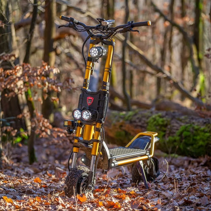 Električni skiro Kaabo Wolf King Gtr parkiran med jesenskim listjem v gozdnem okolju.