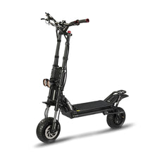 Izdelek je električni skiro, znamke Kaabo, model Wolf King GTR. Na sliki je prikazan robusten električni skiro z dvema sprednjima lučema, širokim in protidrsnim podnožjem ter velikimi kolesi, kar omogoča dobro stabilnost in udobno vožnjo po različnih površinah. Krmilo ima rdeče ročaje, kar dodaja športen videz.