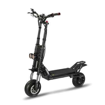 Izdelek je električni skiro, znamke Kaabo, model Wolf King GTR. Na sliki je prikazan robusten električni skiro z dvema sprednjima lučema, širokim in protidrsnim podnožjem ter velikimi kolesi, kar omogoča dobro stabilnost in udobno vožnjo po različnih površinah. Krmilo ima rdeče ročaje, kar dodaja športen videz.