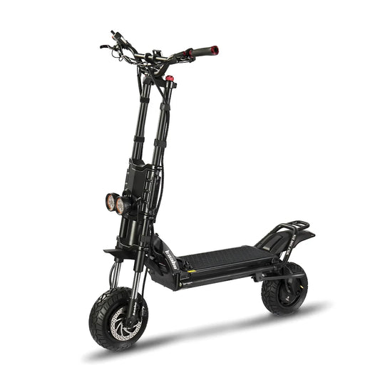 Izdelek je električni skiro, znamke Kaabo, model Wolf King GTR. Na sliki je prikazan robusten električni skiro z dvema sprednjima lučema, širokim in protidrsnim podnožjem ter velikimi kolesi, kar omogoča dobro stabilnost in udobno vožnjo po različnih površinah. Krmilo ima rdeče ročaje, kar dodaja športen videz.