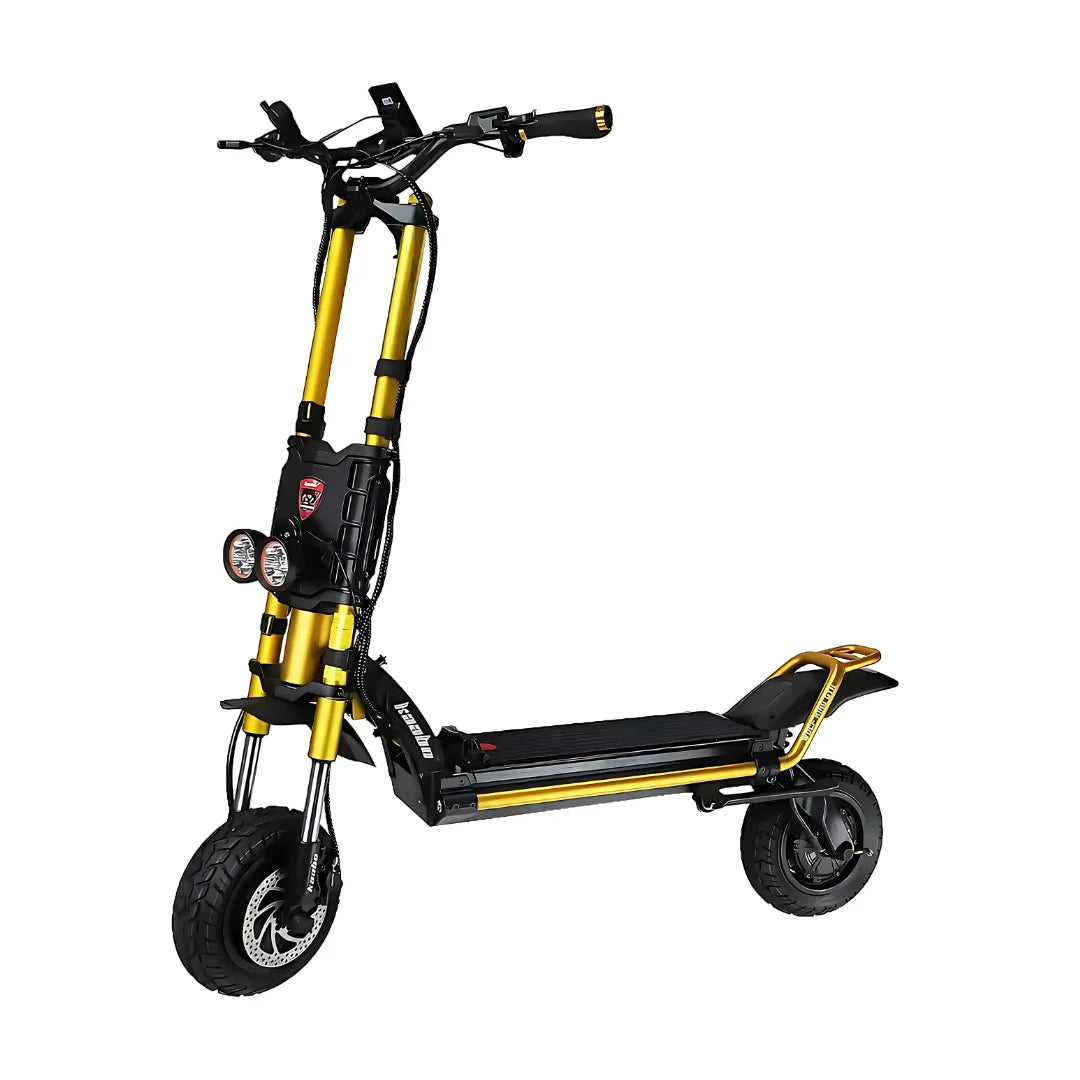 Na sliki je električni skiro znamke Kaabo, model Wolf King GTR. Izdelek ima robustno konstrukcijo z zlatimi in črnimi elementi, širokimi pnevmatikami ter dvema sprednjima lučema. Vidni so tudi krmili in digitalni zaslon, kar nakazuje na napreden sistem nadzora in funkcionalnosti.