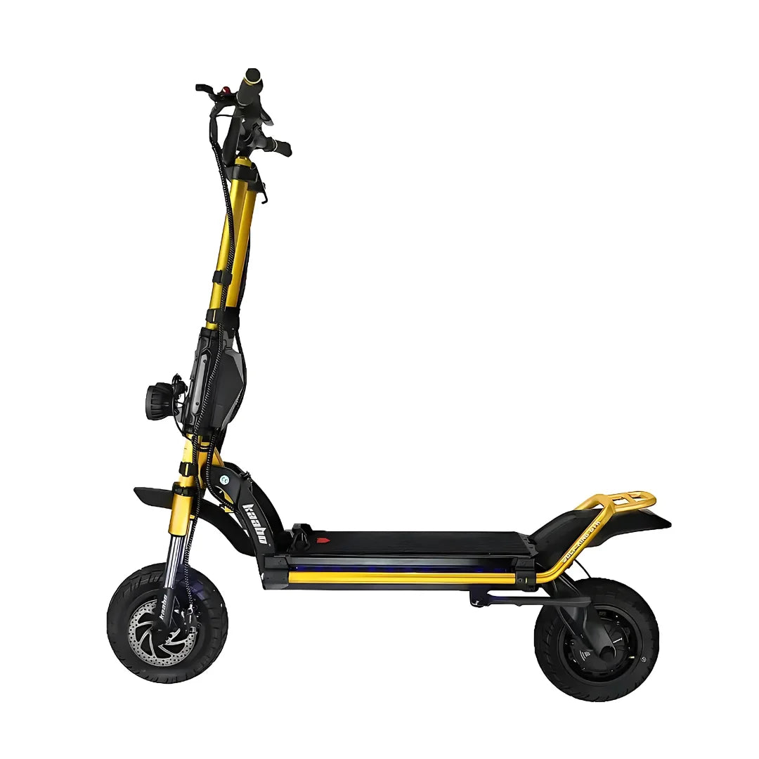 Izdelek je električni skiro, znamke Kaabo, model Wolf King GTR. Na sliki je prikazan skiro v stranskem pogledu, ki ima robustno konstrukcijo s širokim podnožjem in velikimi pnevmatikami, kar nakazuje na dobro stabilnost in zmogljivost. Rdeča in zlata barva dodatno poudarja njegov športni videz.