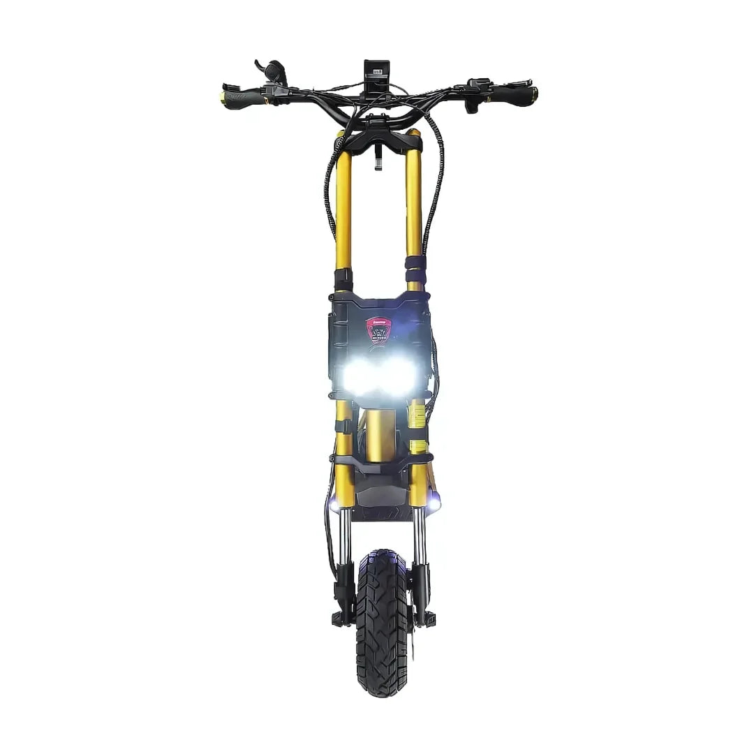 Izdelek na sliki je električni skiro, model Kaabo Wolf King GTR. Na sliki je vidna sprednja stran skiroja, ki ima svetli žaromet in robustno zasnovo. Rdeča oznaka na krmilu in rumene cevi okvirja dodajajo dinamičen videz, medtem ko je sprednje kolo opremljeno z grobim profilom pnevmatike, kar nakazuje na dobro oprijemljivost.