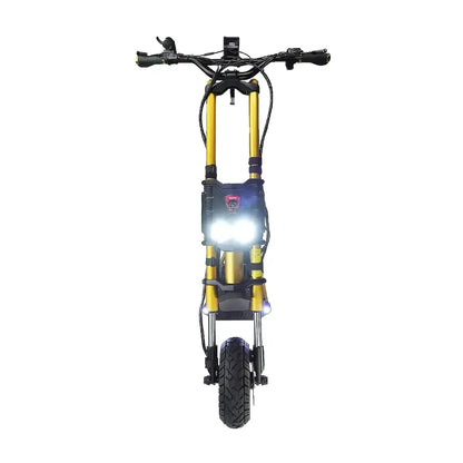 Izdelek na sliki je električni skiro, model Kaabo Wolf King GTR. Na sliki je vidna sprednja stran skiroja, ki ima svetli žaromet in robustno zasnovo. Rdeča oznaka na krmilu in rumene cevi okvirja dodajajo dinamičen videz, medtem ko je sprednje kolo opremljeno z grobim profilom pnevmatike, kar nakazuje na dobro oprijemljivost.