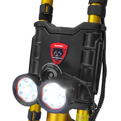 Izdelek je električni skiro, znamke Kaabo, model Wolf King GTR. Na sliki je vidna sprednja plošča skiroja, ki vključuje dva svetlobna vira, kar nakazuje na dobro osvetlitev za vožnjo v temi. Plošča je opremljena z zaščitnim logotipom znamke, ki dodaja estetski element in identifikacijo izdelka. Vidni so tudi rumeni ročaji, kar prispeva k robustnemu videzu skiroja.