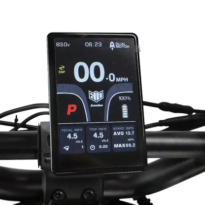 Na sliki je prikazan električni skiro, model Kaabo Wolf King GTR. Vidna je digitalna zaslon, ki prikazuje različne informacije, kot so hitrost, prevožena razdalja in stanje baterije. Zaslon je nameščen na krmilu skiroja, kar omogoča enostavno spremljanje podatkov med vožnjo.