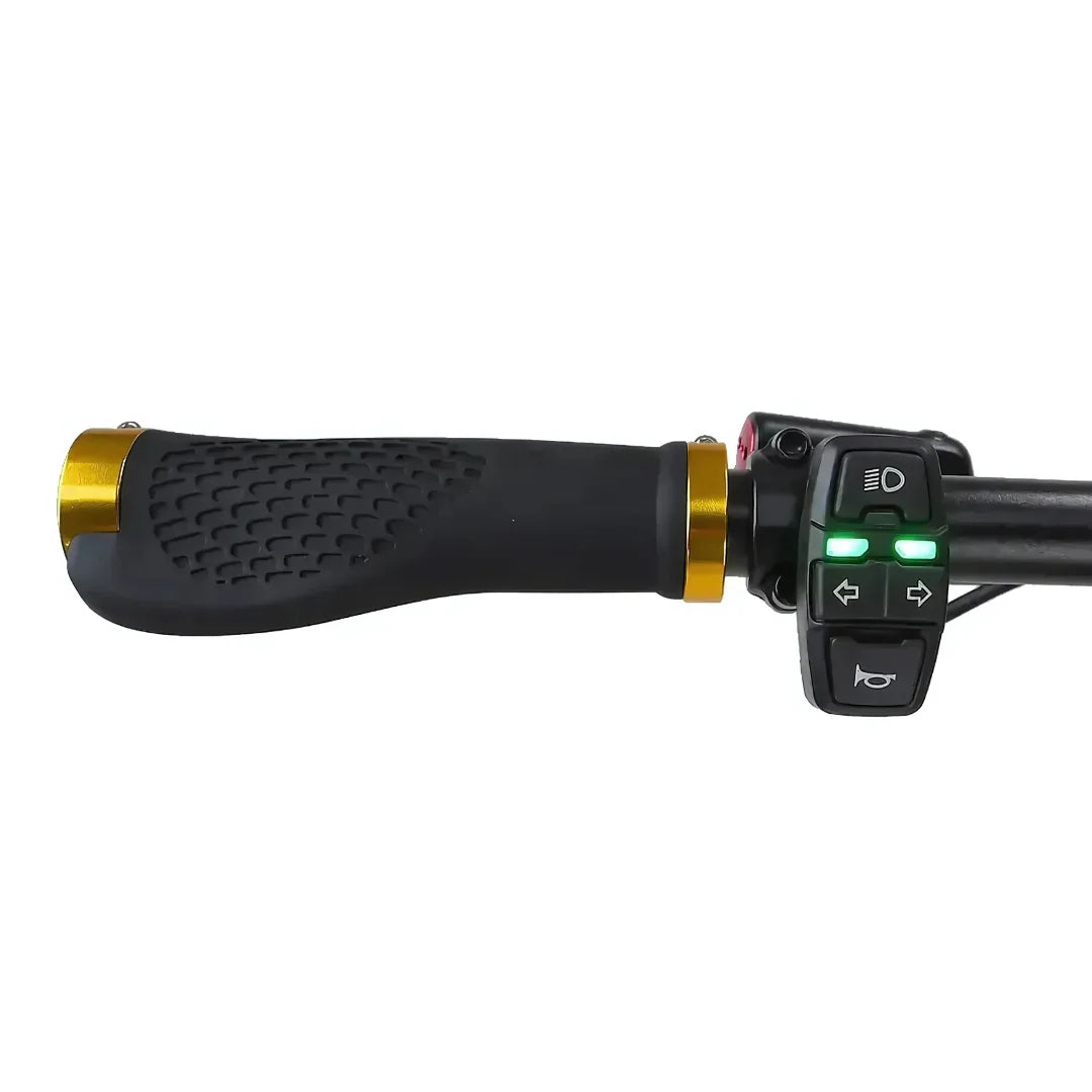 Na sliki je električni skiro, model Kaabo Wolf King GTR. Vidna je ročica za upravljanje, ki ima gumirano površino za boljši oprijem, ter kontrolna stikala za luči in smerokaze. Zlati detajli dodajajo estetski pridih, medtem ko so gumbi označeni z zelenimi lučmi, kar nakazuje njihovo delovanje.