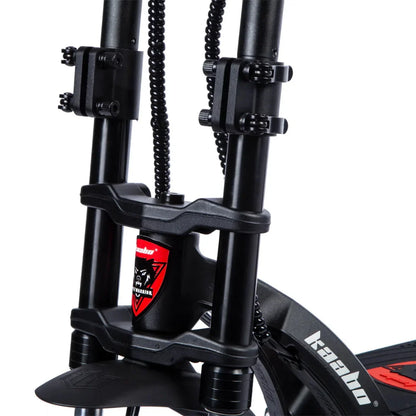 Izdelek na sliki je električni skiro, znamke Kaabo, model Wolf Warrior X Plus. Na sliki so vidni detajli sprednjega dela skiroja, vključno z okvirjem, vzmetenjem in logotipom znamke. Skuter ima robustno zasnovo, kar nakazuje na njegovo zmogljivost in primernost za različne terene.