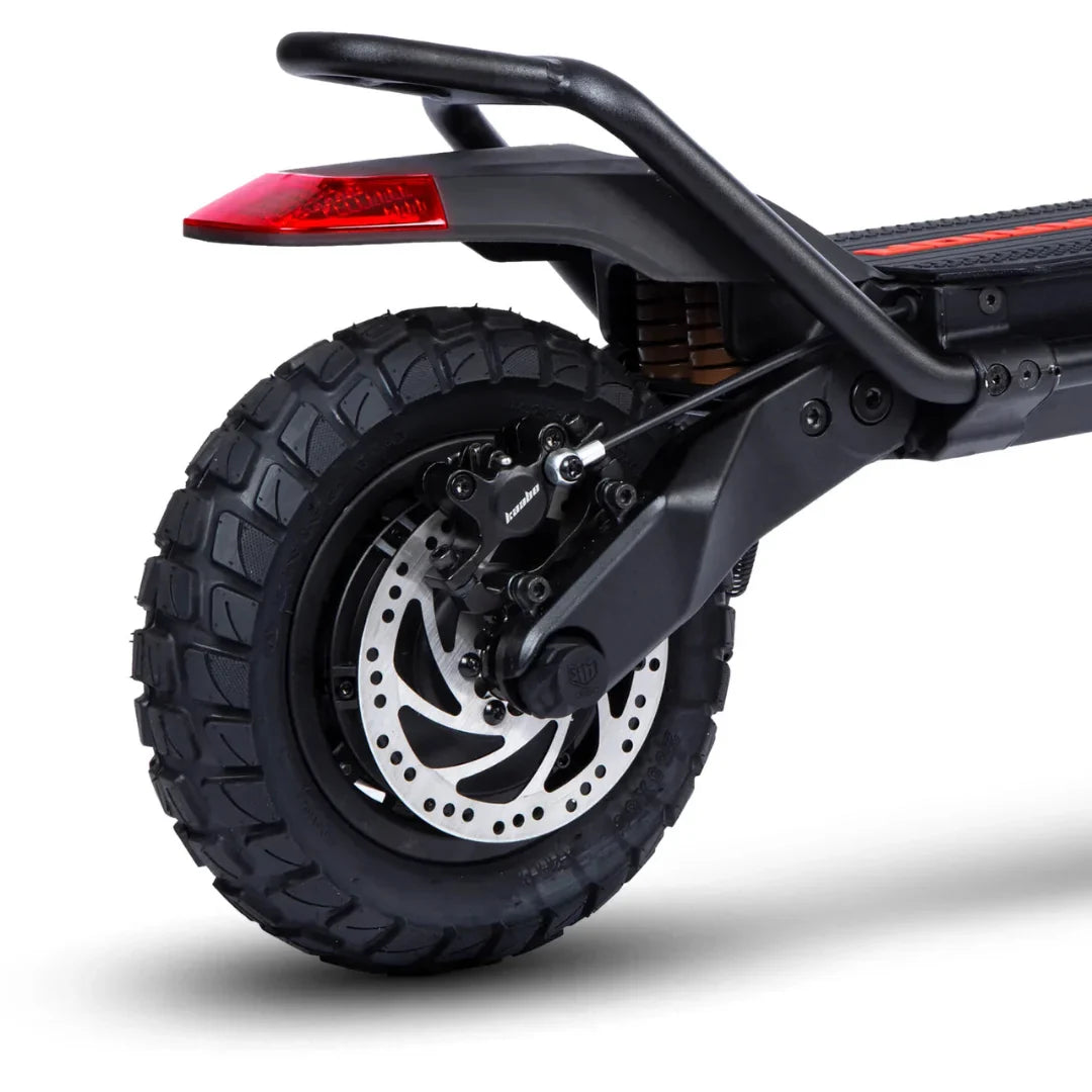Izdelek je električni skiro, znamke Kaabo, model Wolf Warrior X Plus. Na sliki je prikazan zadnji del skiroja, kjer so vidni veliki terenski pnevmatiki, disk zavora in del vzmetenja. Opremljen je z robustno konstrukcijo, kar nakazuje na primernost za vožnjo po različnih terenih.