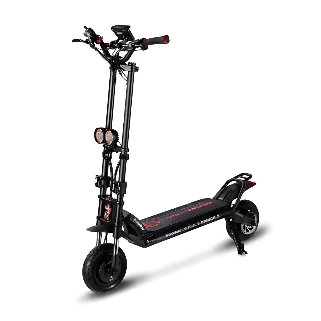 Izdelek na sliki je električni skiro, model Kaabo Wolf Warrior X Plus. Na sliki je prikazan skiro z robustno konstrukcijo, širokim stopalom in dvema sprednjima lučema. Ročaji so opremljeni s krmilnimi elementi, kar omogoča enostavno upravljanje. Celotna zasnova je športna in moderna, kar nakazuje na zmogljivost in udobje pri vožnji.