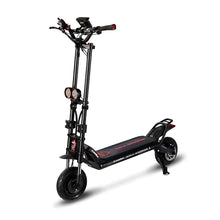 Izdelek na sliki je električni skiro, model Kaabo Wolf Warrior X Plus. Na sliki je prikazan skiro z robustno konstrukcijo, širokim stopalom in dvema sprednjima lučema. Ročaji so opremljeni s krmilnimi elementi, kar omogoča enostavno upravljanje. Celotna zasnova je športna in moderna, kar nakazuje na zmogljivost in udobje pri vožnji.